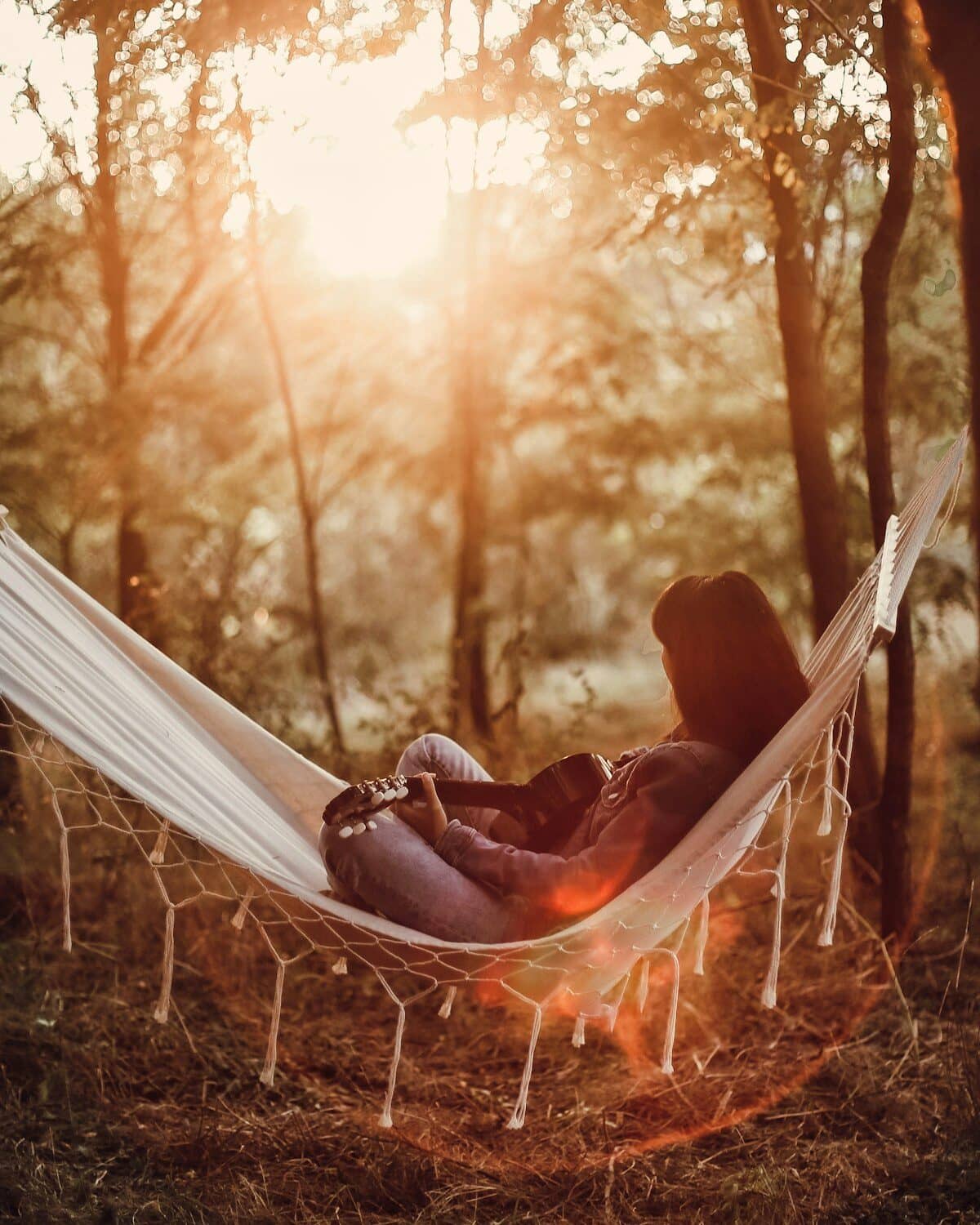 Persona en descanso consciente bajo luz cálida y tenue