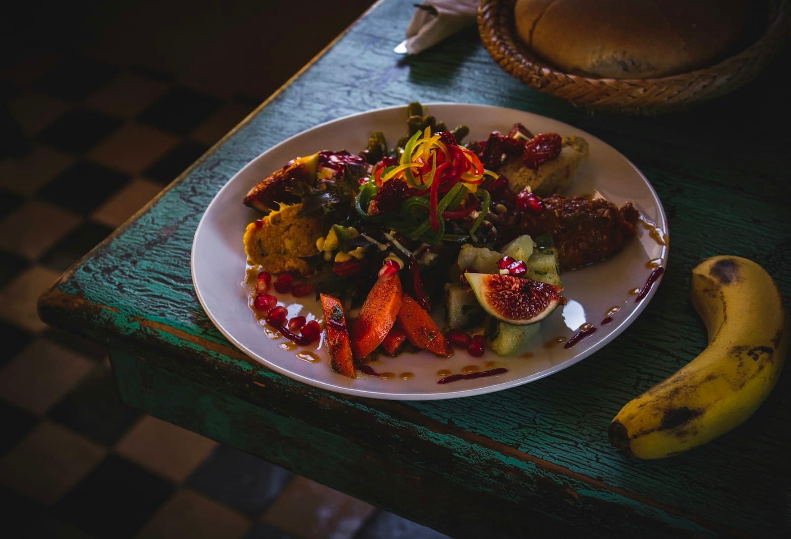 Vegetales frescos y hierbas aromáticas dispuestos sobre una mesa de madera rústica, listos para ser preparados.