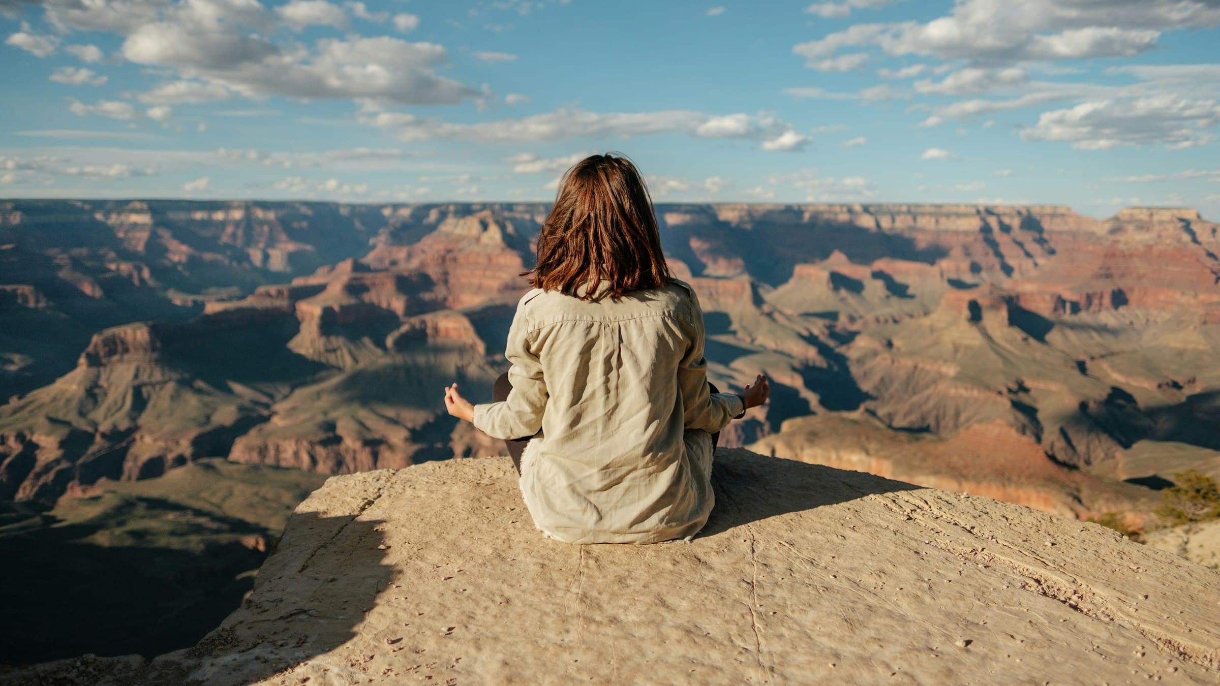 Persona meditando pacíficamente en un entorno natural al amanecer