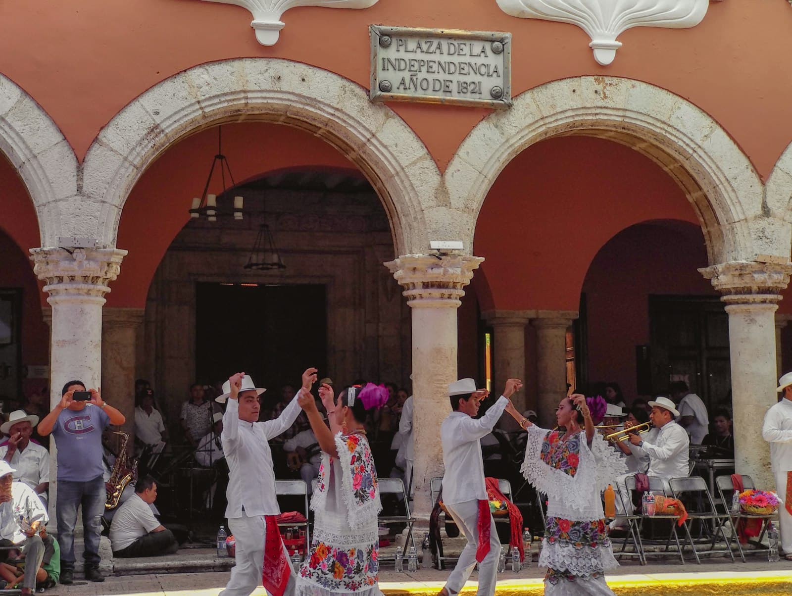 Mercado artesanal en Mérida con productos locales y coloridos
