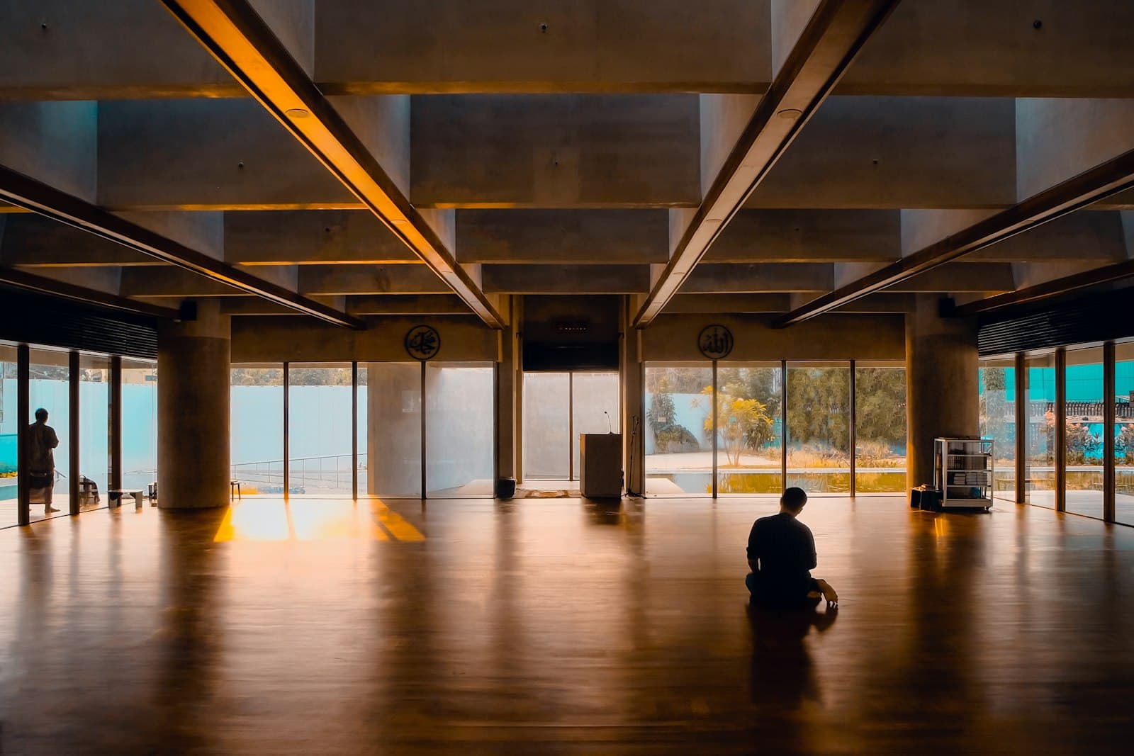 Una persona meditando tranquilamente en un espacio lleno de luz natural