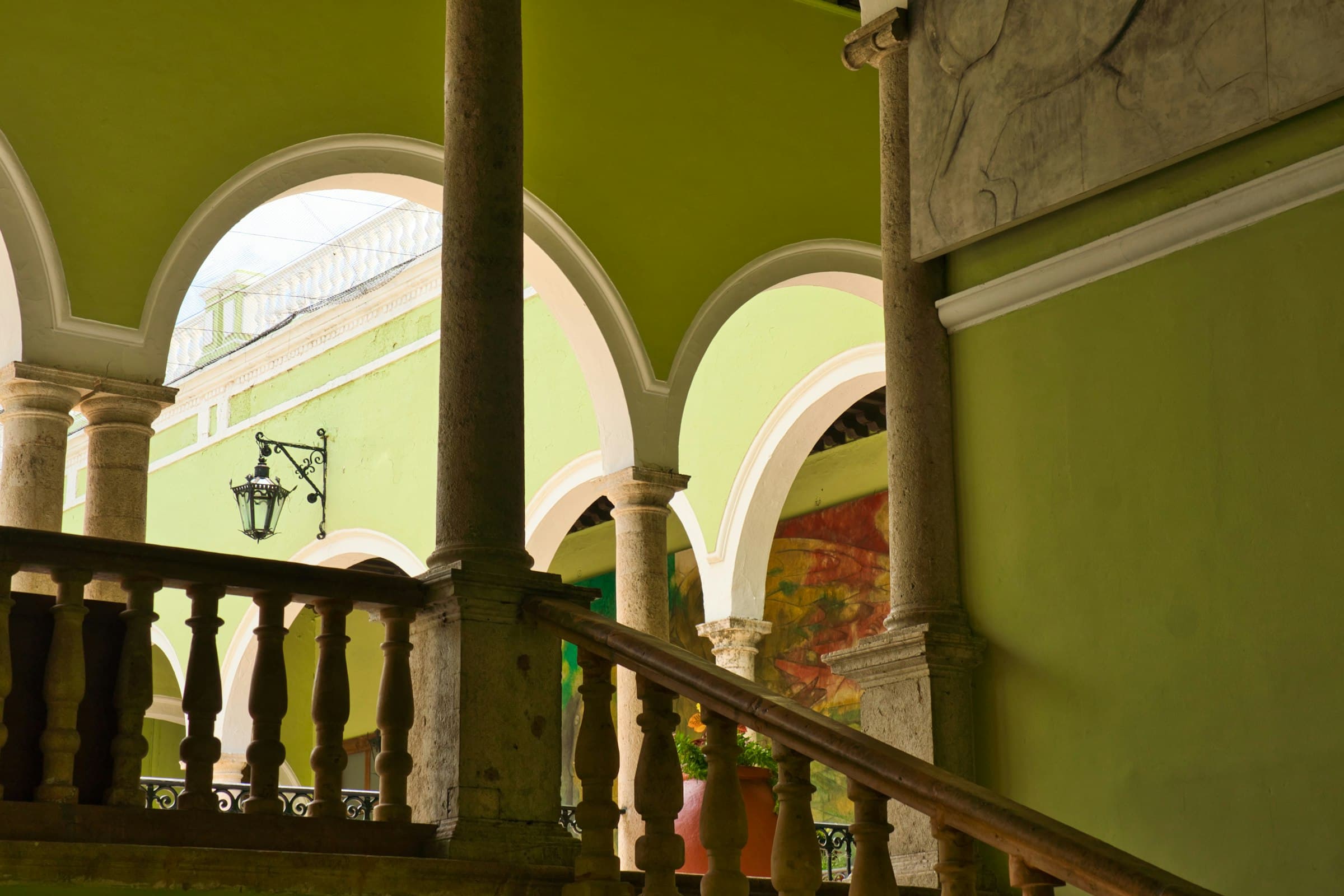 Calles serenas de Mérida con edificios coloniales y vegetación exuberante