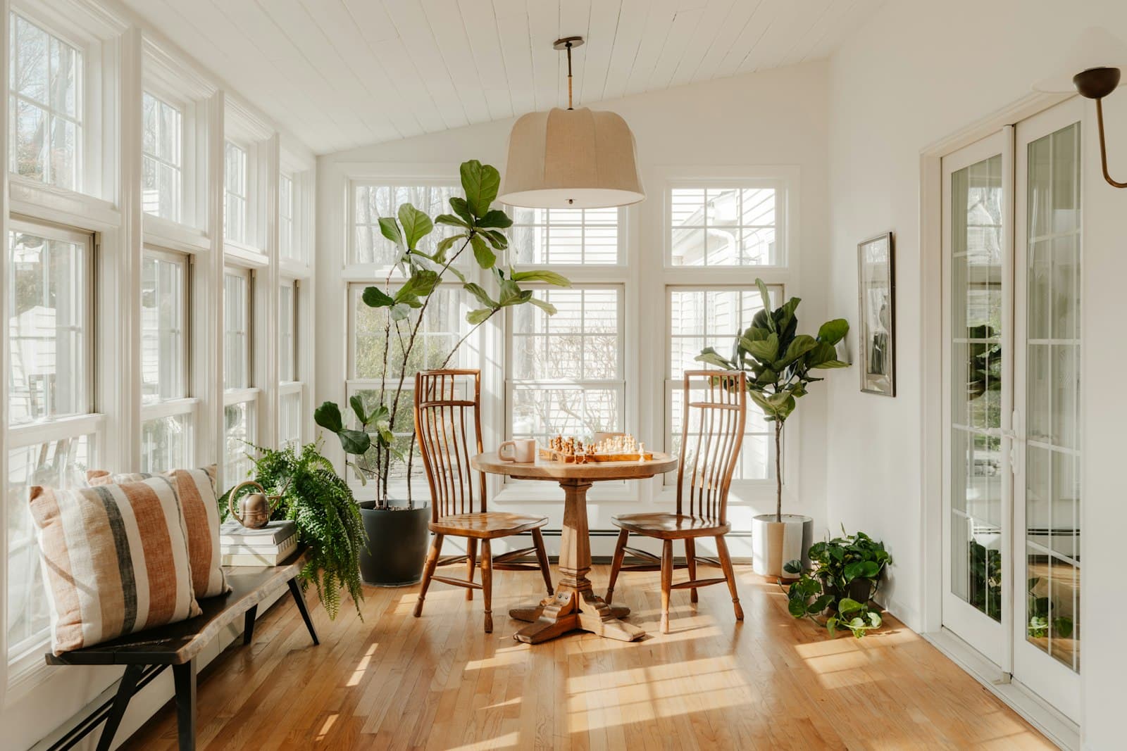 Persona meditando en una habitación iluminada por el sol con elementos naturales