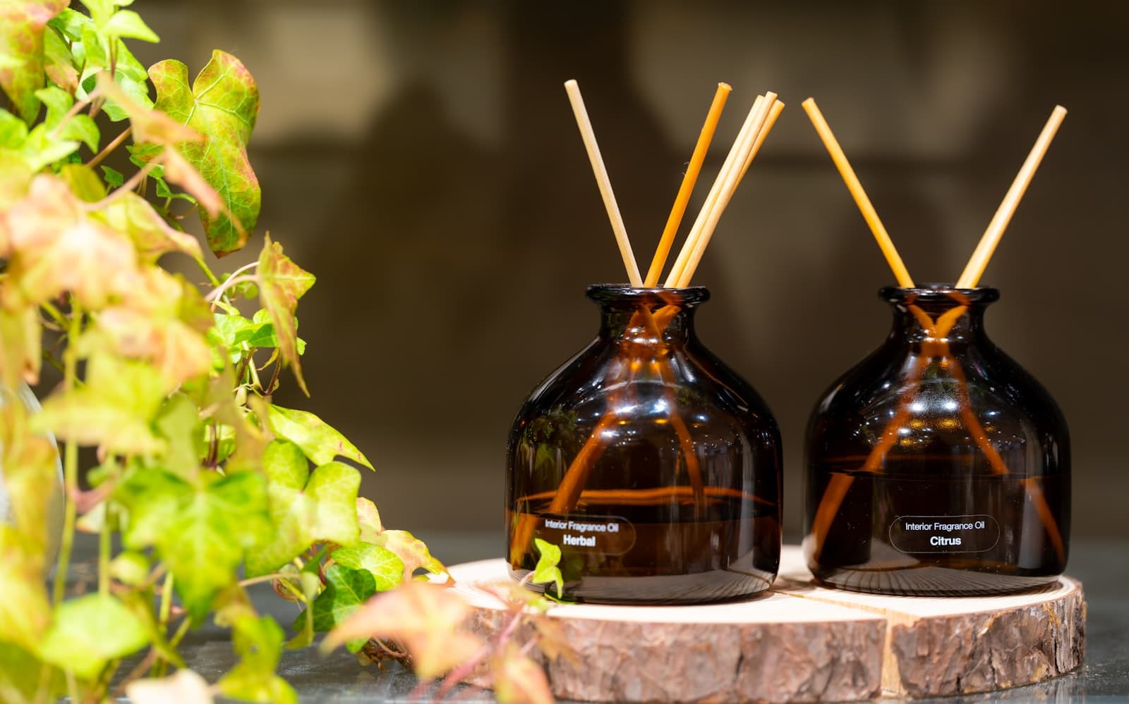 Un difusor de aromaterapia con elementos naturales como piedras y madera