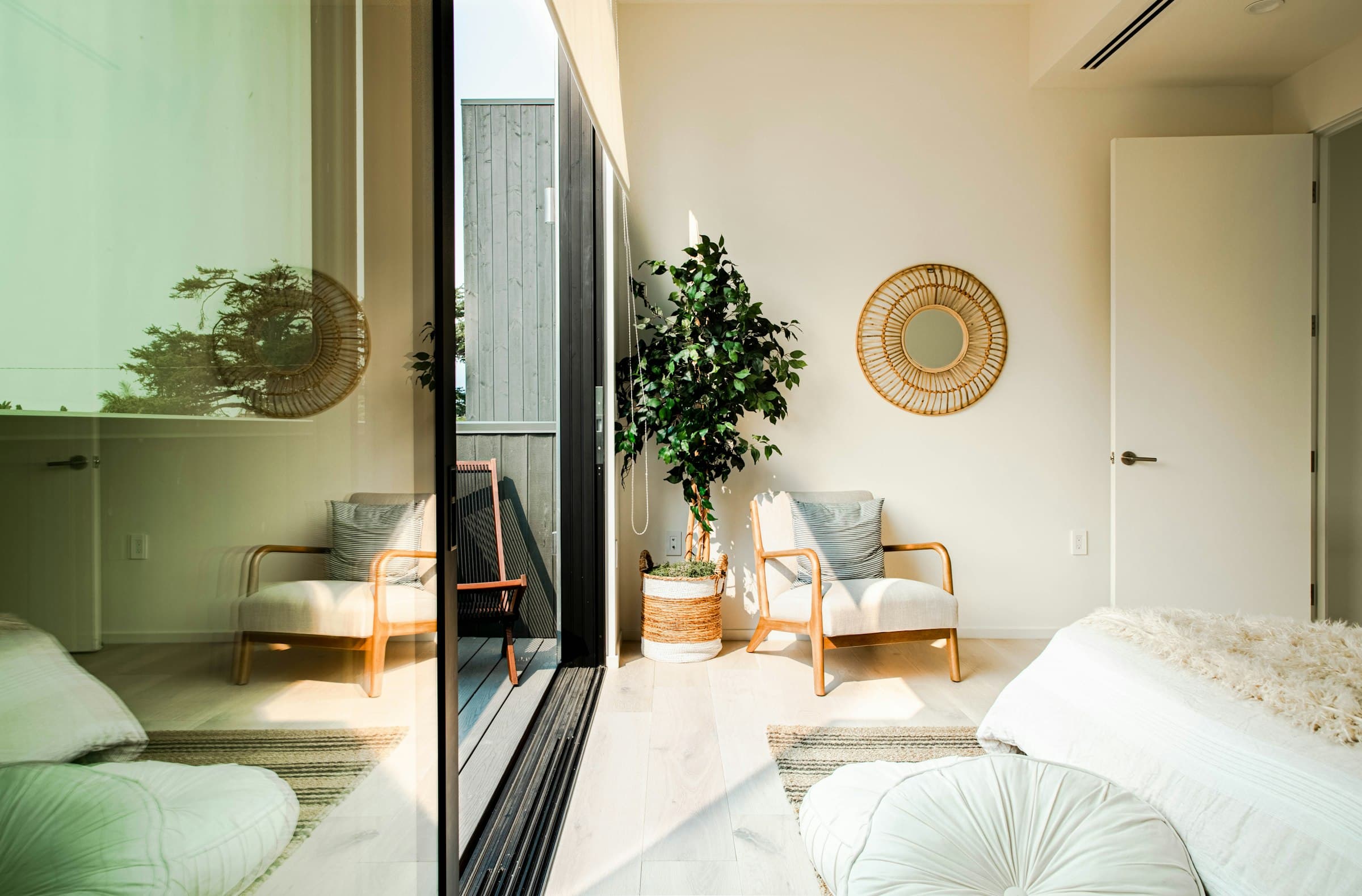 Interior de un hogar minimalista con mucha luz natural y plantas, transmitiendo calma