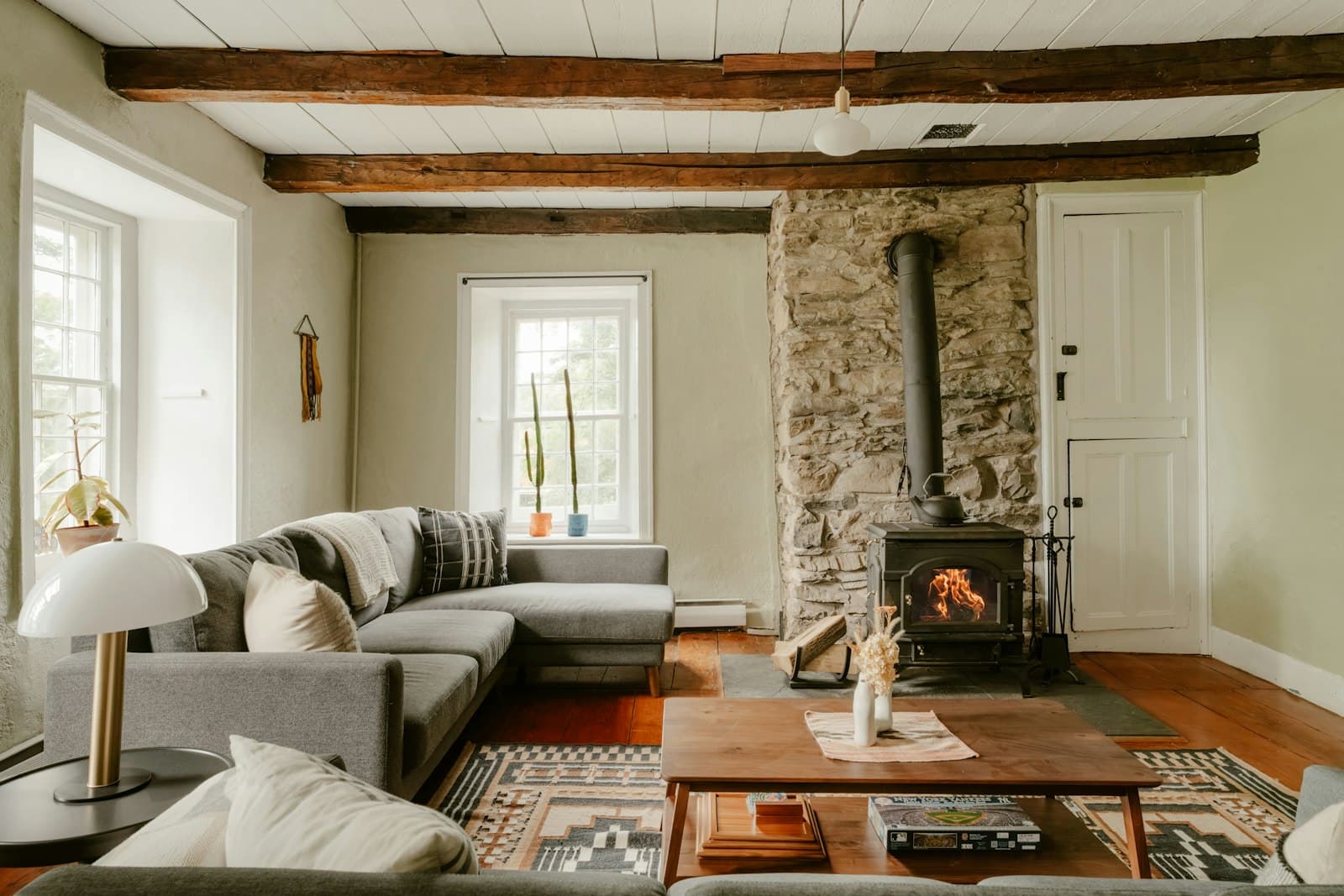 Decoración de hogar con elementos naturales como madera, piedra y plantas