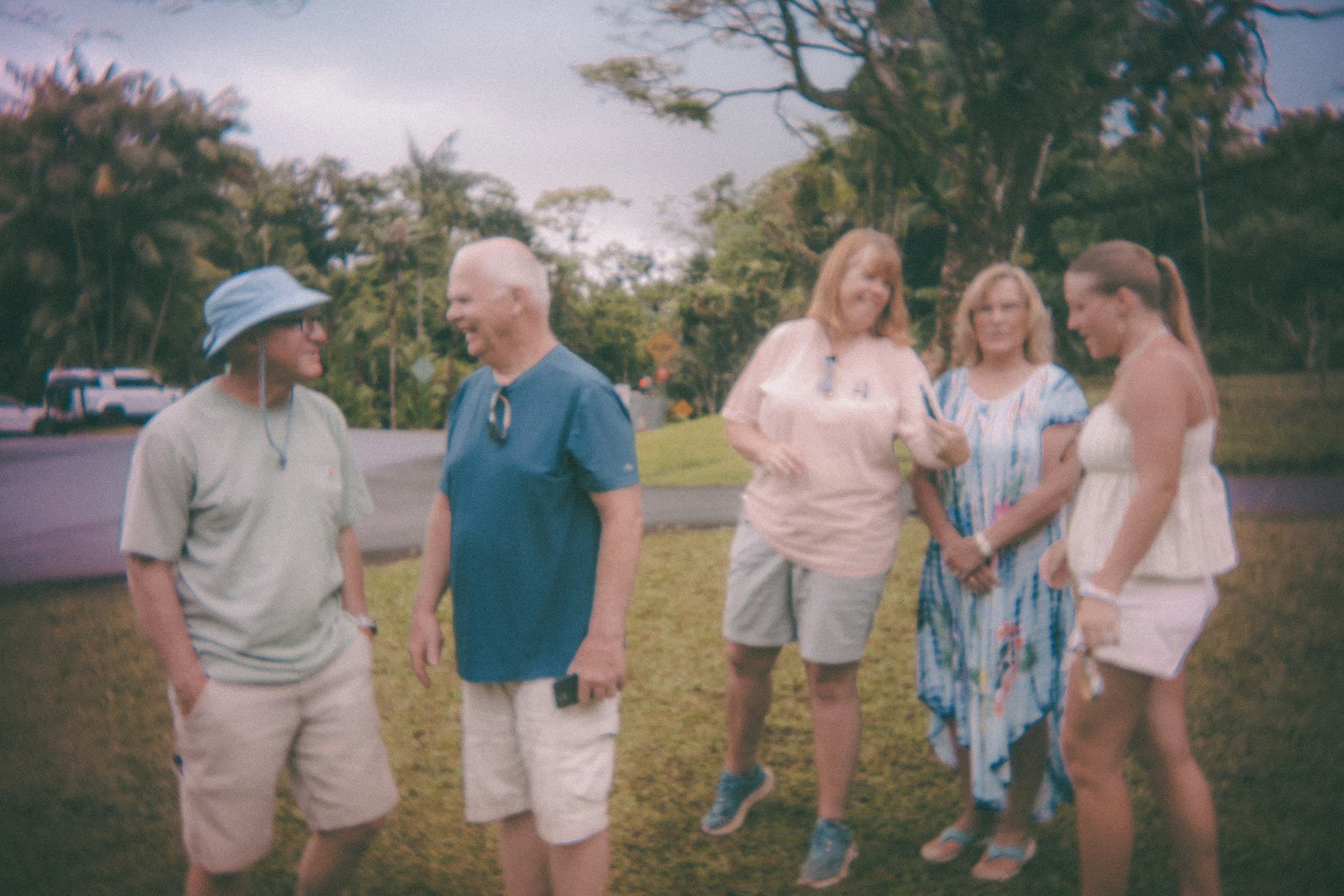 Un grupo de personas sonriendo y conversando animadamente en un jardín luminoso