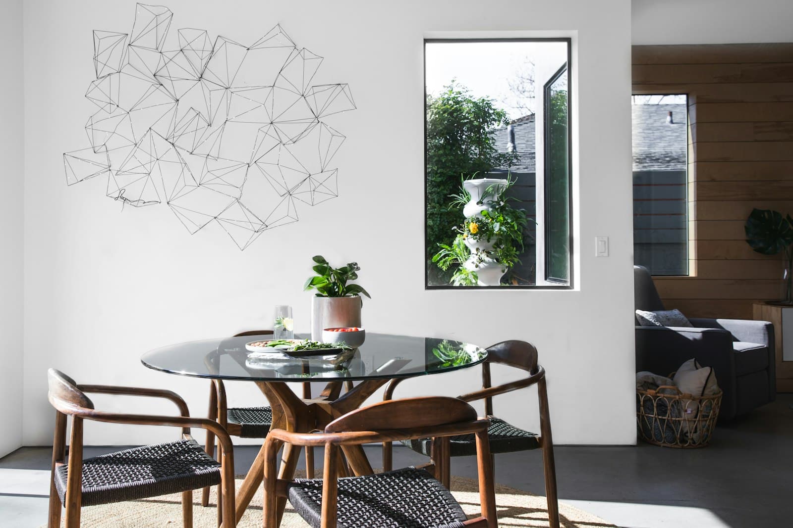 Detalle arquitectónico de una residencia con luz natural