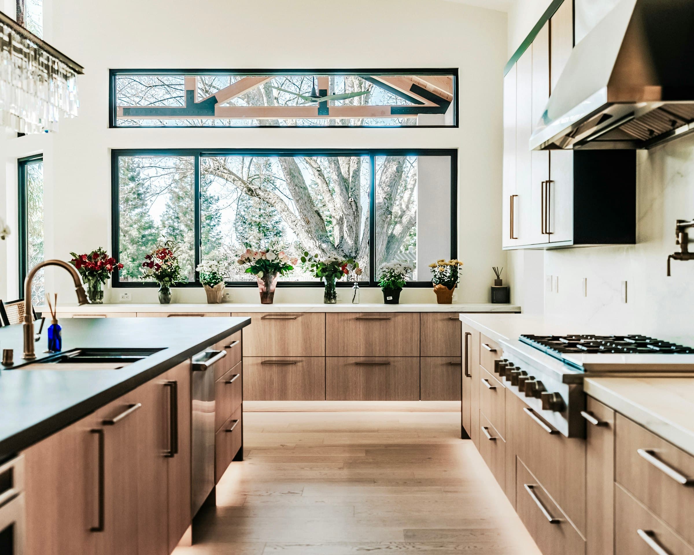 Interior de una residencia moderna con grandes ventanales, mucha luz natural y plantas de interior que conectan con la naturaleza.