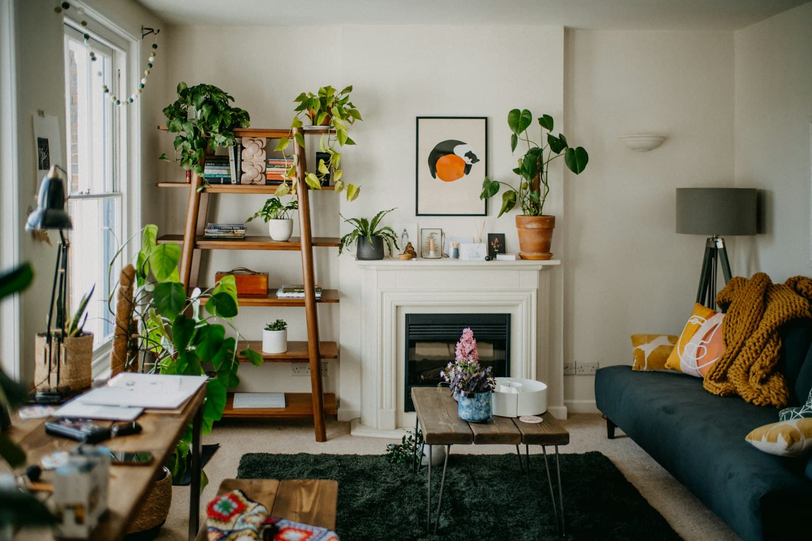 Sala de estar inundada de luz natural, con acabados de madera clara y plantas de interior, creando un ambiente sereno.