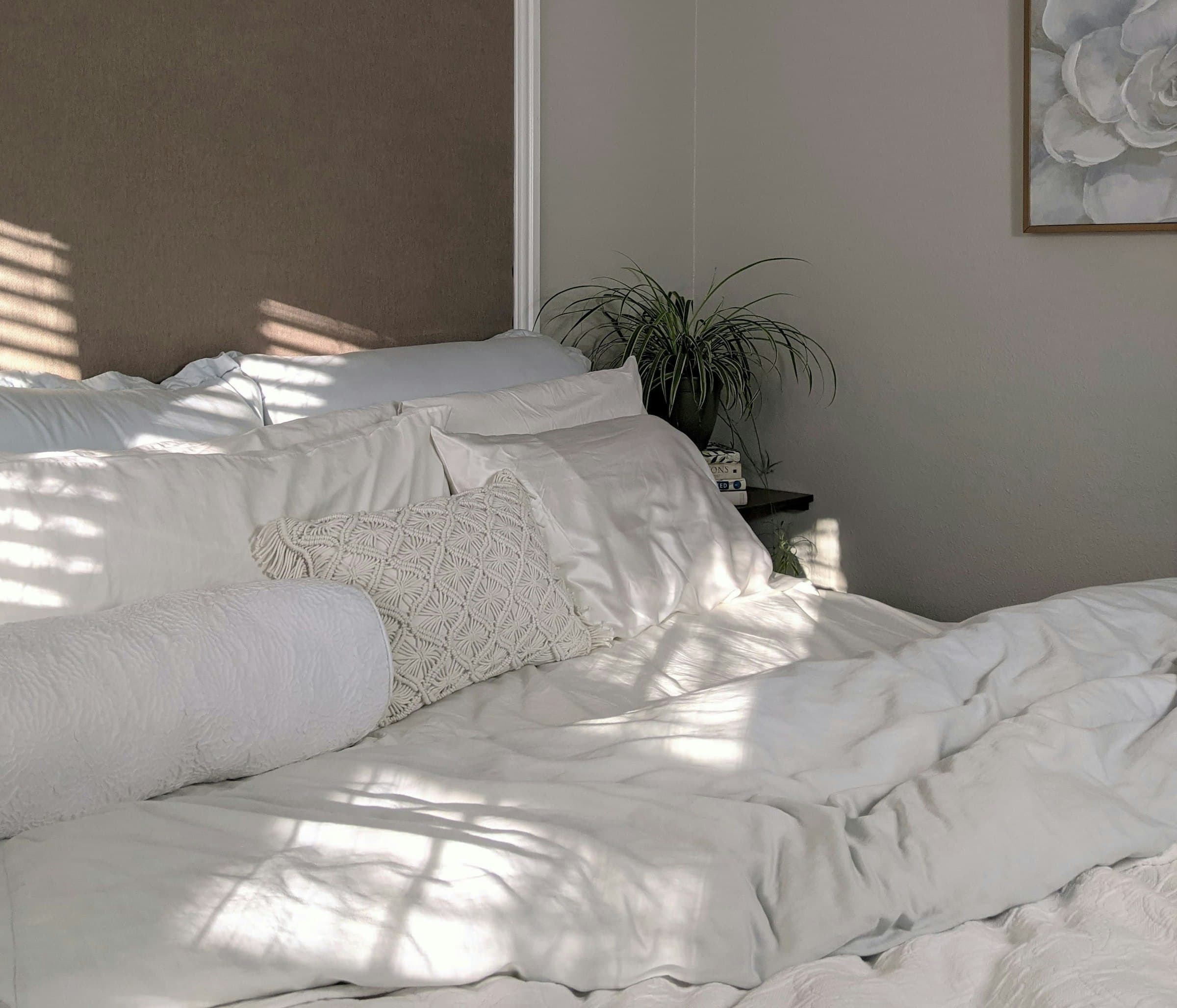 Una habitación serena bañada por la luz de la mañana, invitando al descanso y la paz.