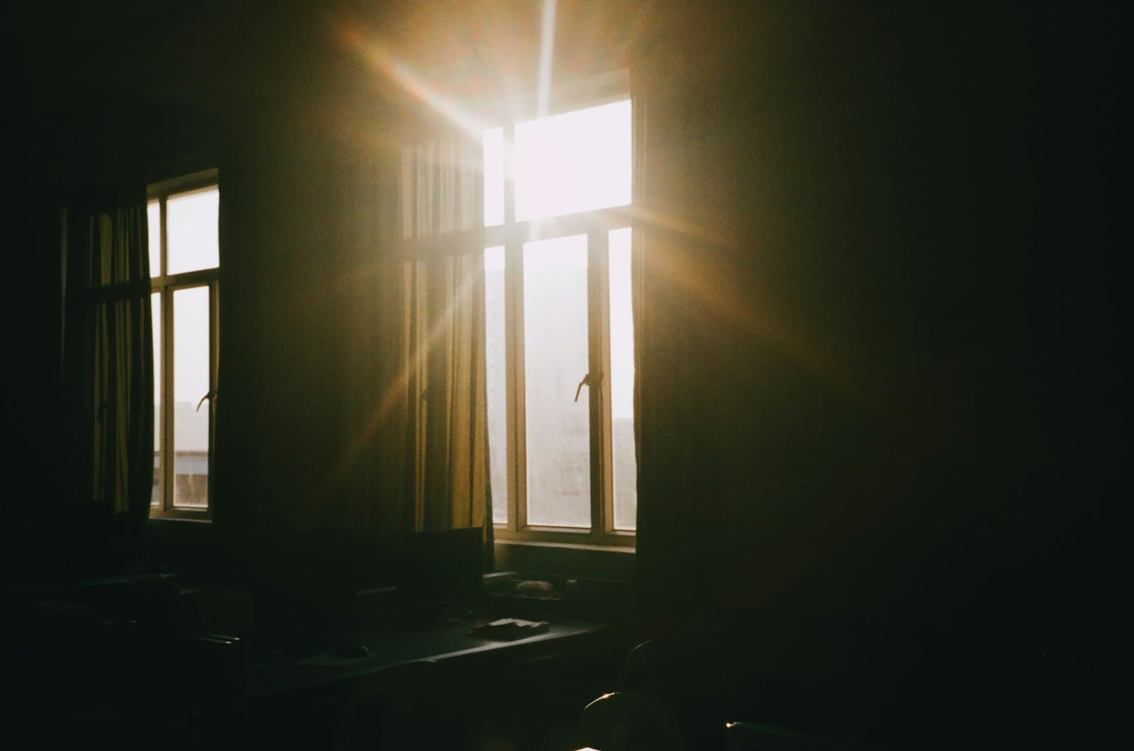 Una persona meditando en una habitación oscura y tranquila, preparándose para dormir.