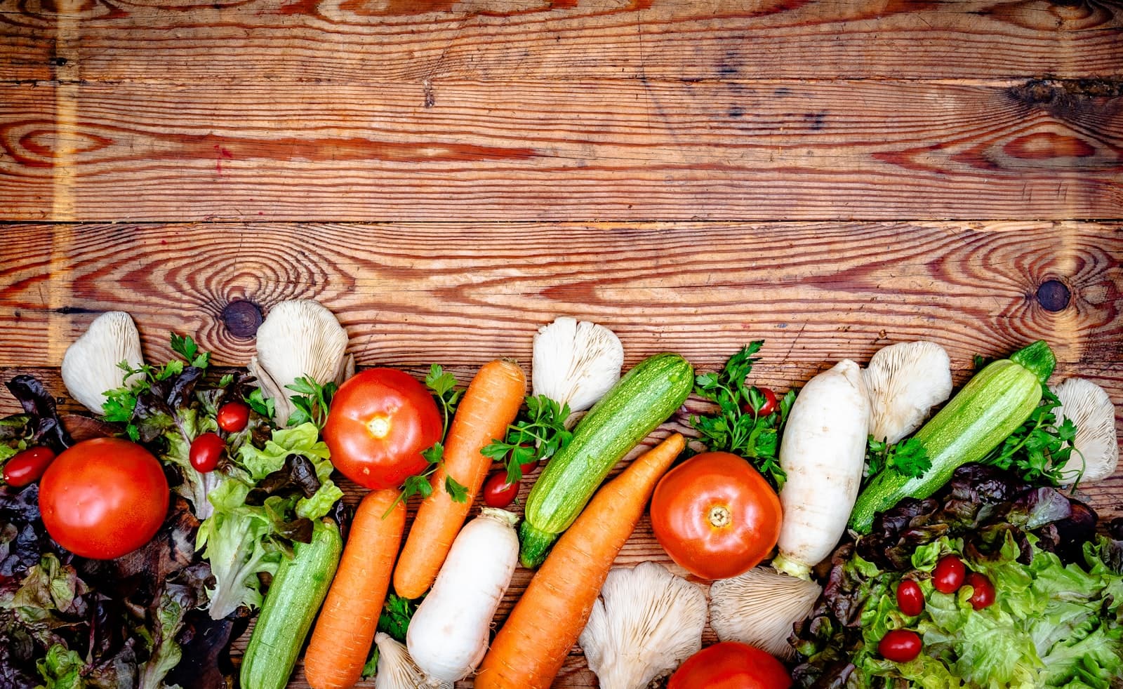 Frutas y verduras frescas y vibrantes dispuestas en una mesa rústica, simbolizando nutrición y conexión con la tierra.