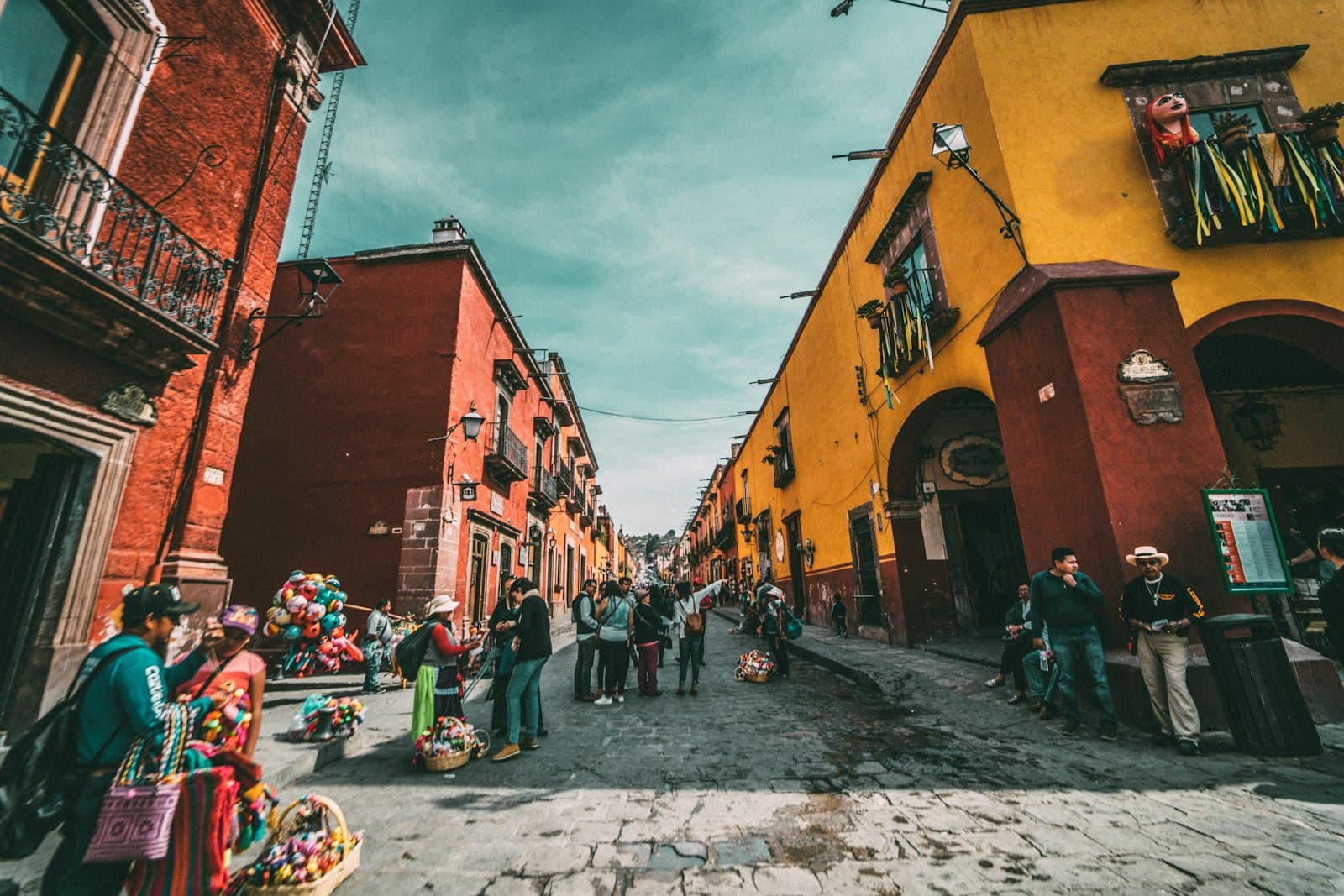 Artesanías locales en un mercado de San Miguel de Allende