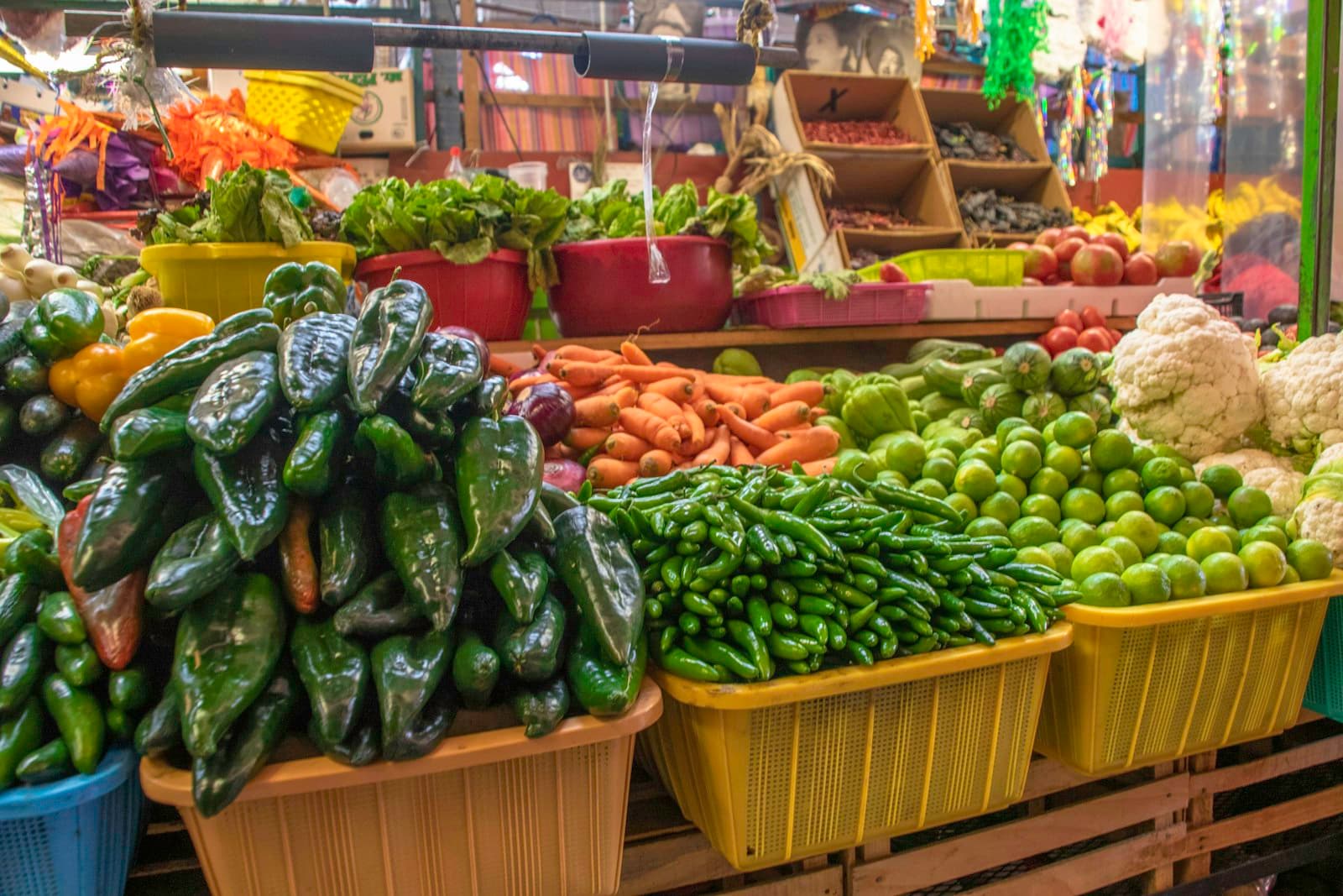 Un mercado local en San Miguel de Allende con productos frescos y coloridos