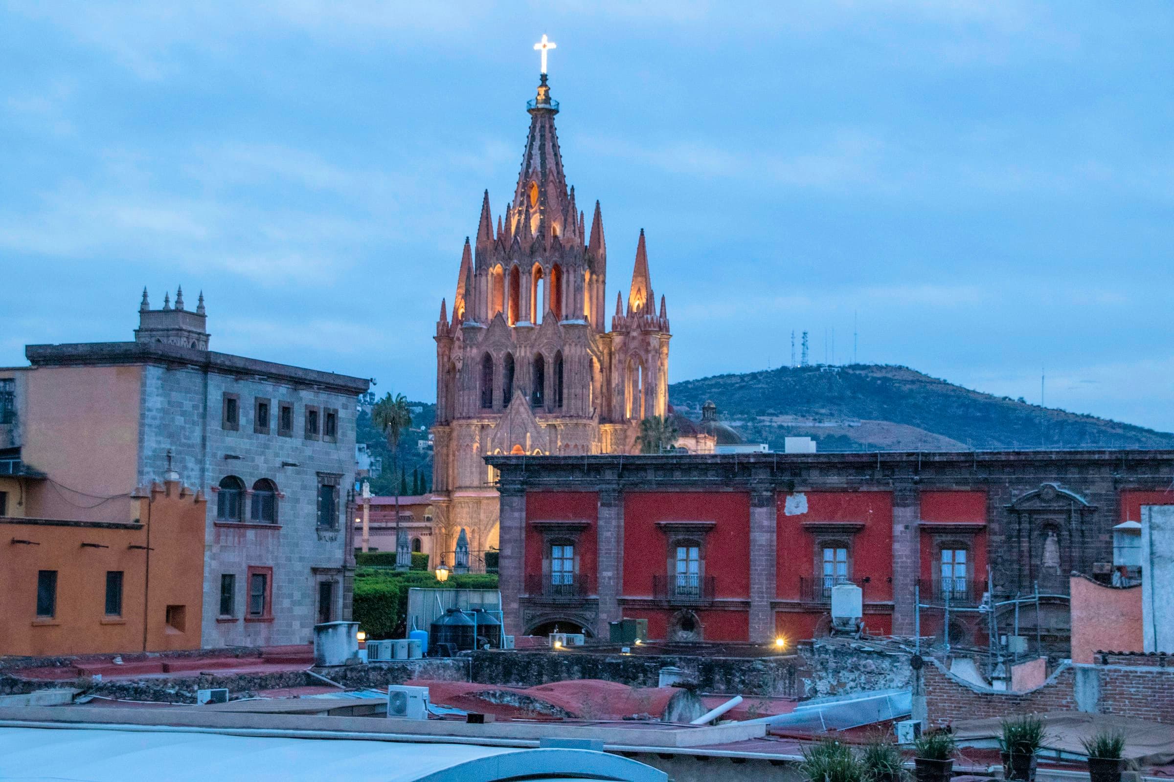 Amanecer sobre las calles adoquinadas y las fachadas coloniales de San Miguel de Allende
