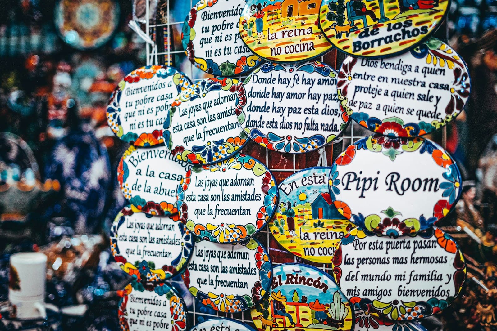 Manos seleccionando artesanías tradicionales mexicanas en un mercado vibrante de San Miguel de Allende.