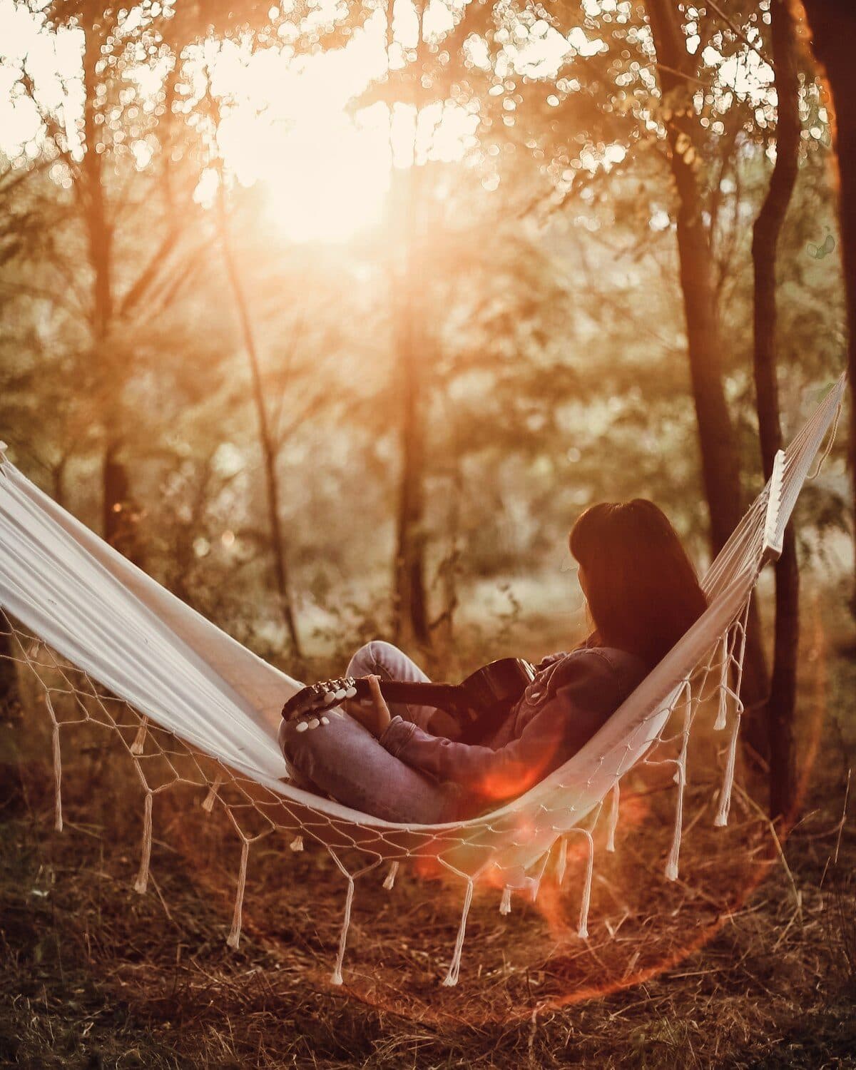 Persona en descanso consciente bajo luz cálida y tenue