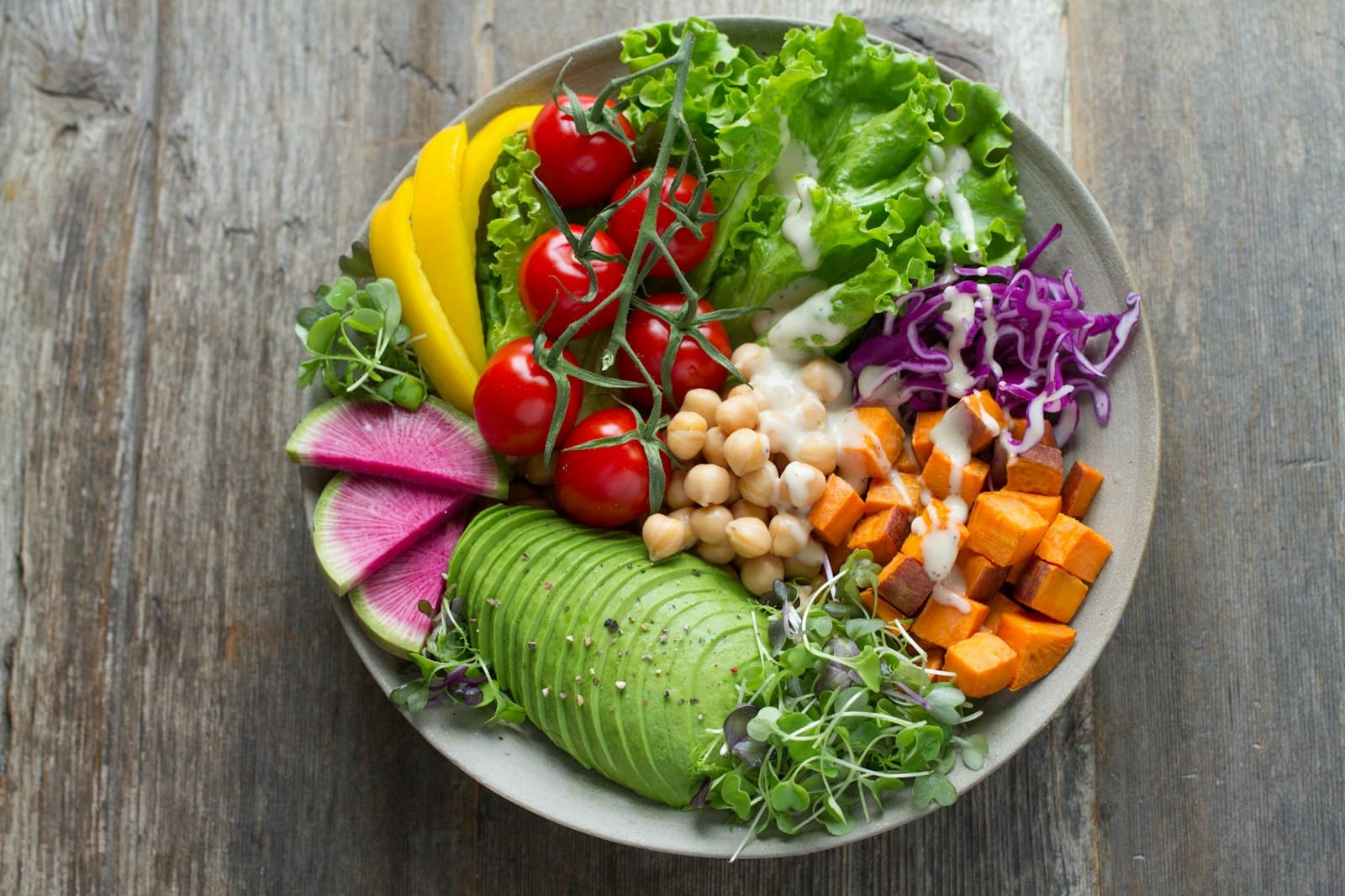 Plato colorido con verduras frescas y granos, mostrando la belleza de los alimentos naturales