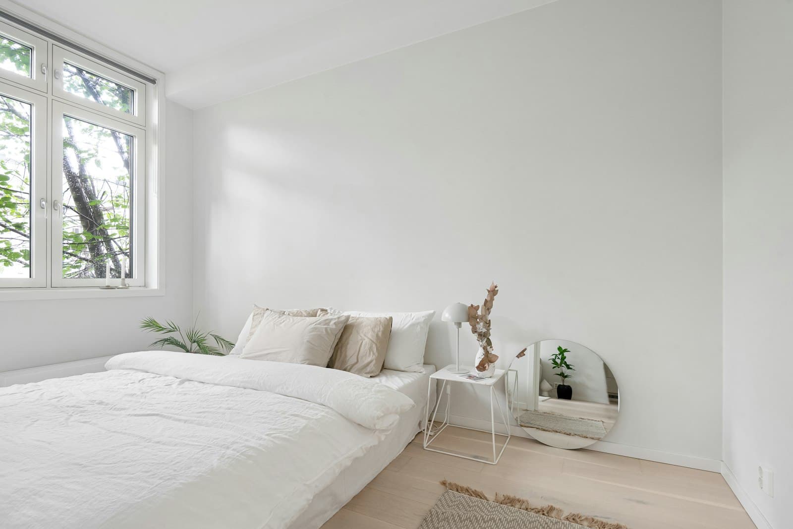 Habitación minimalista con iluminación suave y líneas limpias, invitando a la serenidad