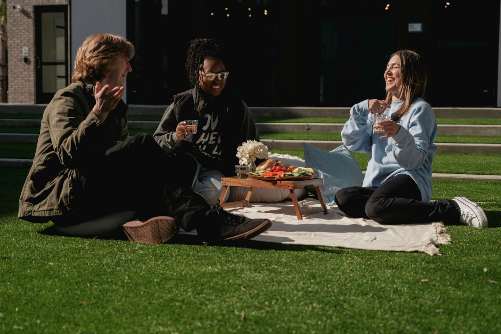 Varias personas compartiendo una comida saludable al aire libre