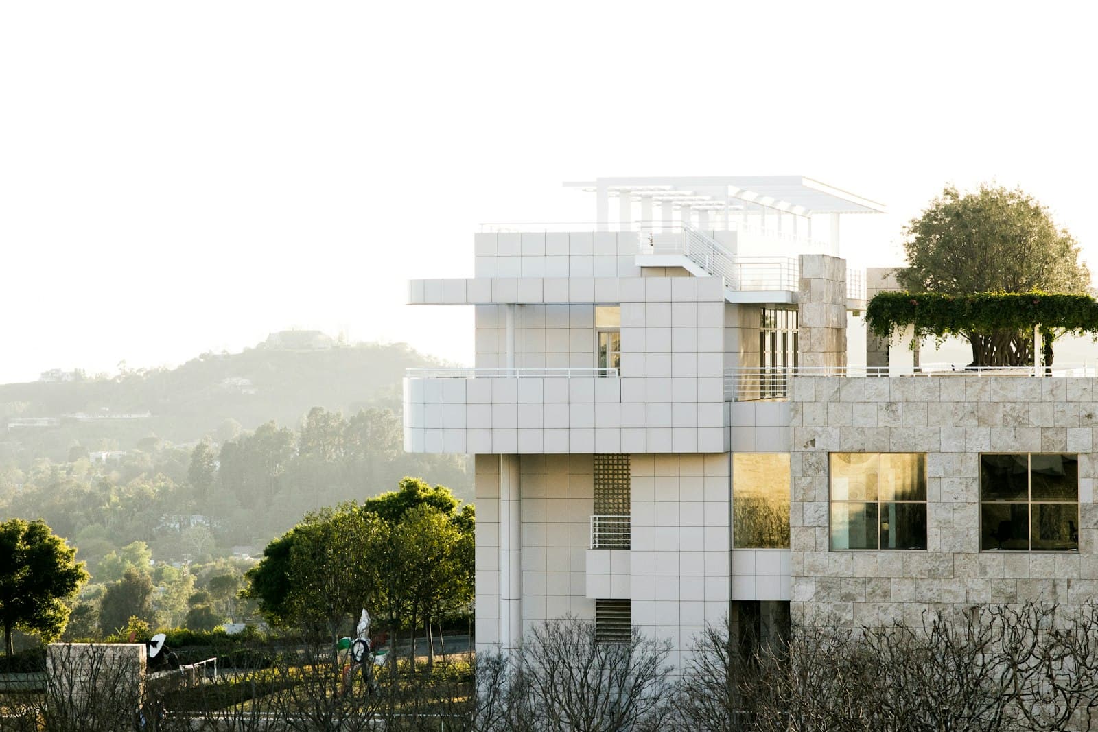 Una residencia de diseño contemporáneo, con grandes ventanales y rodeada de naturaleza, bañada por luz natural.