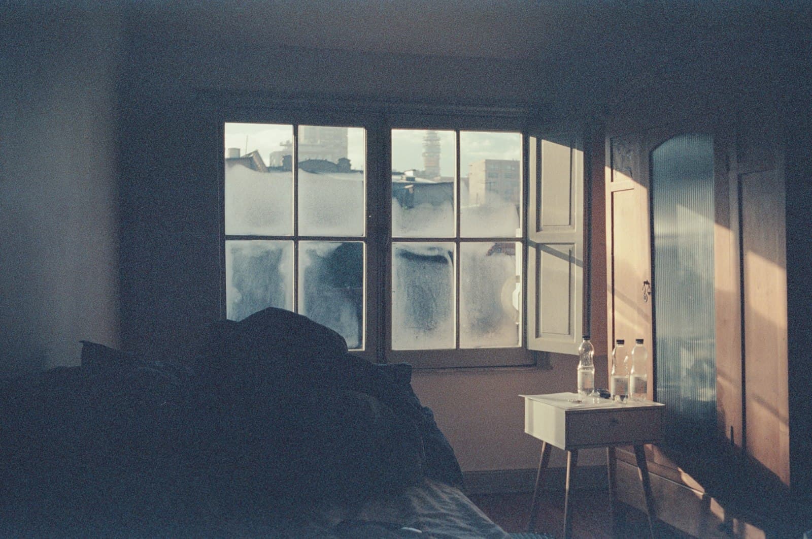 Una habitación serena y minimalista bañada por la suave luz de la mañana, invitando a la calma.