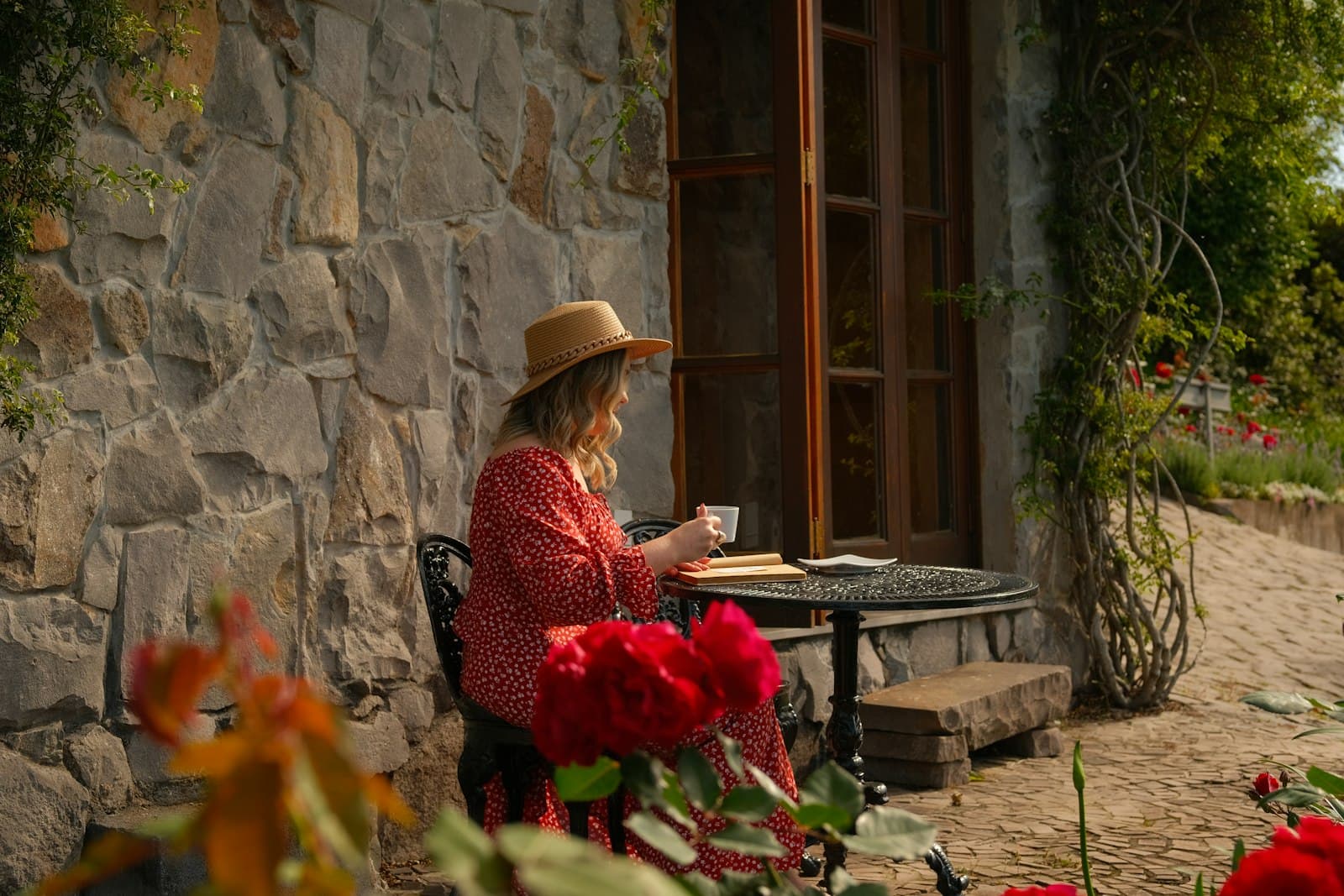 Una persona reflexionando tranquilamente con un diario en un entorno pacífico