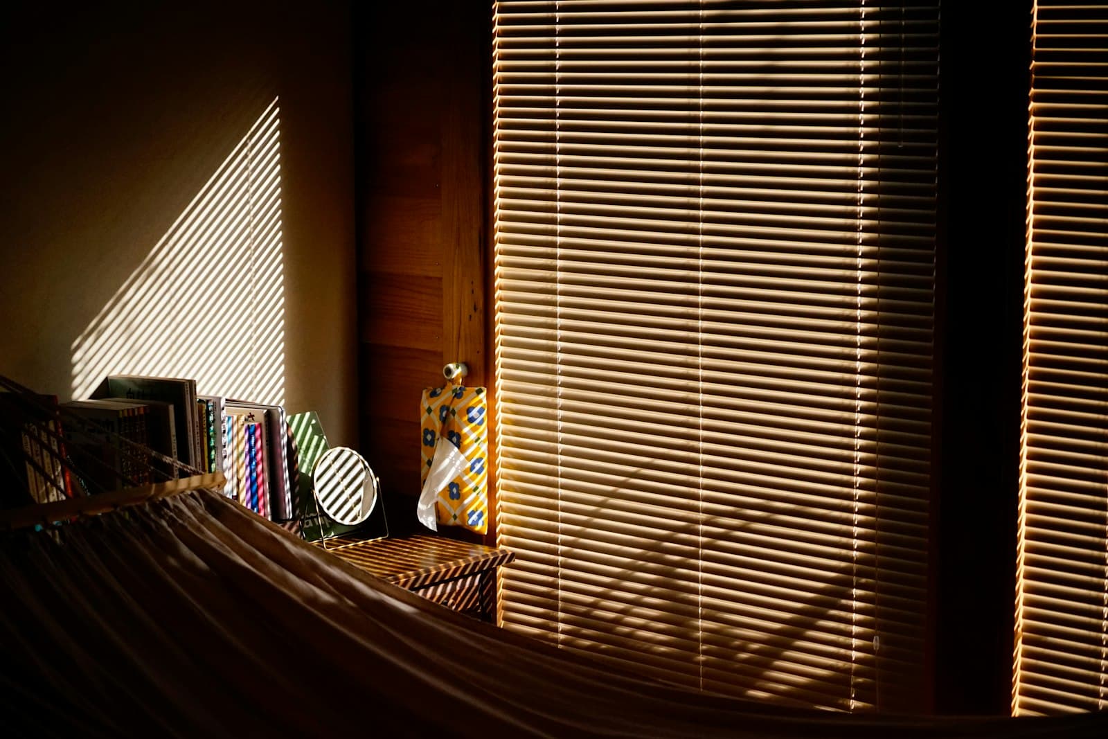 Hamaca tradicional maya colgada en una habitación luminosa y tranquila, con paredes blancas y plantas