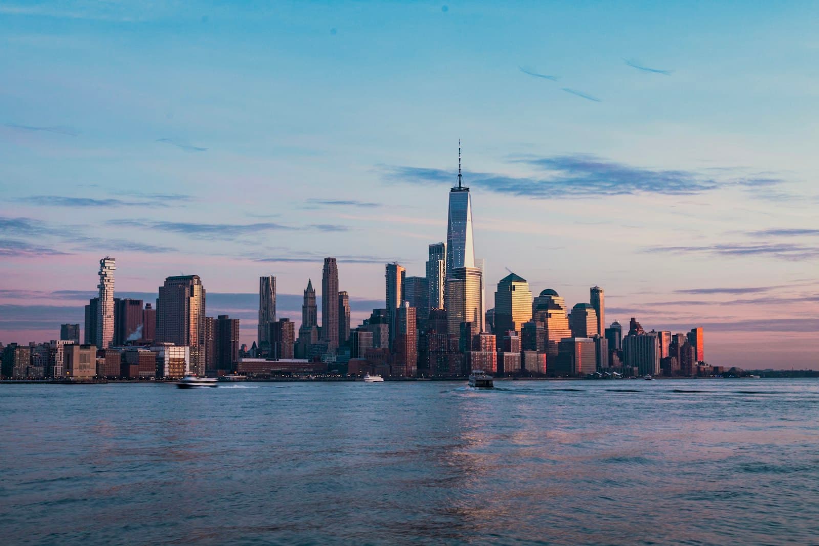 Horizonte de la ciudad al atardecer, con colores cálidos que transmiten una sensación de calma